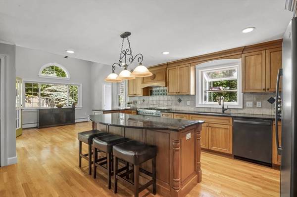 17 Topsfield Rd, Wenham, MA 01984