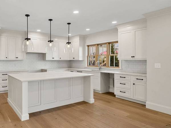 8 Flatley Ave, Manchester, MA 01944