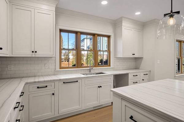 8 Flatley Ave, Manchester, MA 01944