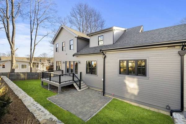 8 Flatley Ave, Manchester, MA 01944