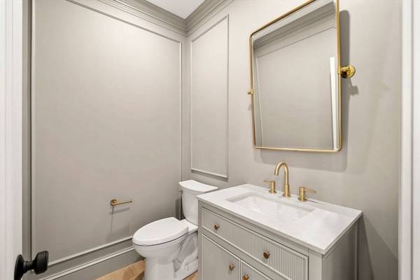 8 Flatley Ave, Manchester, MA 01944