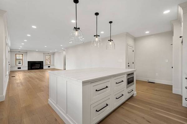 8 Flatley Ave, Manchester, MA 01944