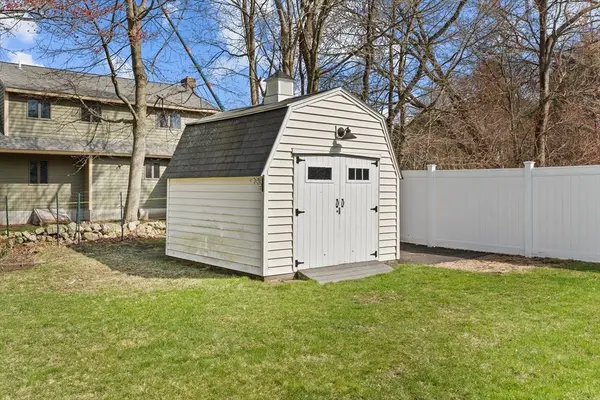 9 Maclarnon Rd, Salem, NH 03079