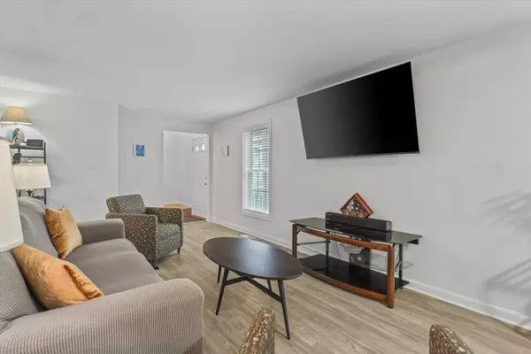 138 Barbara Ln #138, Hudson, NH 03051