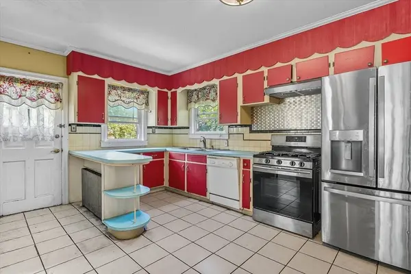 105 Lauriat St, Lowell, MA 01851