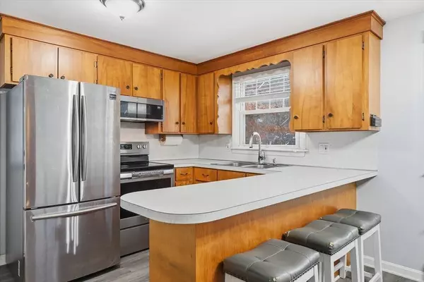 8 Crest Drive, Somersworth, NH 03878