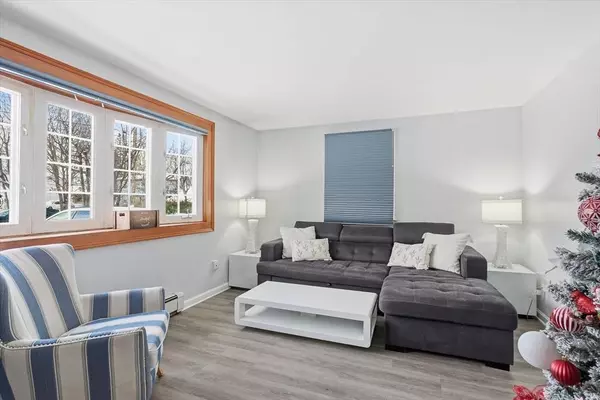 8 Crest Drive, Somersworth, NH 03878