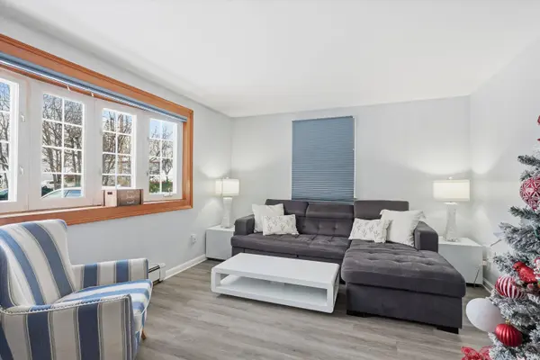 8 Crest DR, Somersworth, NH 03878