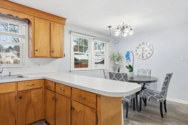 8 Crest DR, Somersworth, NH 03878