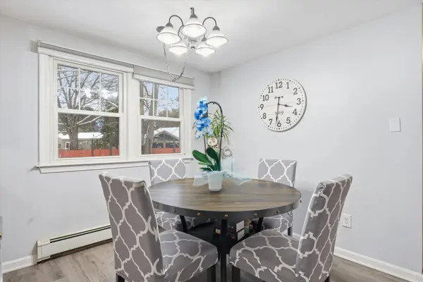 8 Crest DR, Somersworth, NH 03878