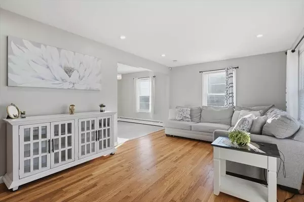 2 Oak Knoll Rd, Methuen, MA 01844