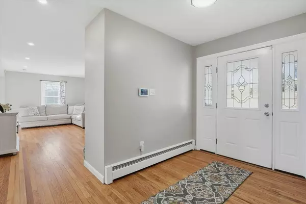 2 Oak Knoll Rd, Methuen, MA 01844