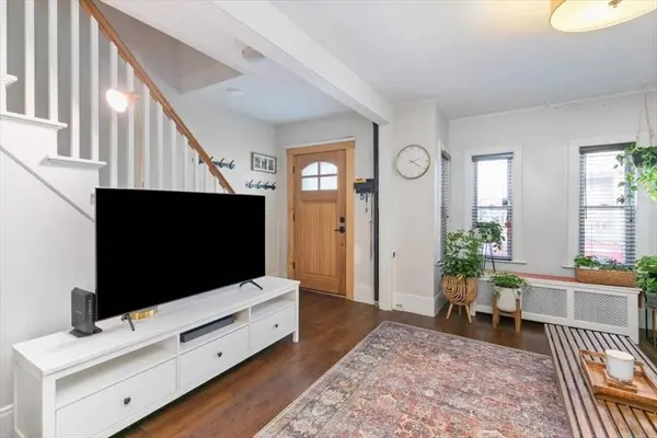 725 School St, Lowell, MA 01851