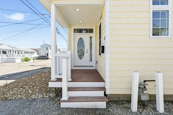 27 Bittersweet Ln, Hampton, NH 03842