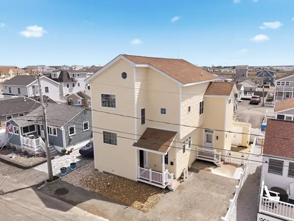 27 Bittersweet LN, Hampton, NH 03842