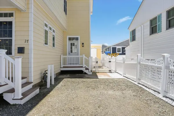 27 Bittersweet LN, Hampton, NH 03842