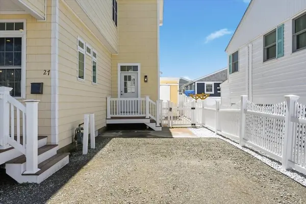 27 Bittersweet Ln, Hampton, NH 03842