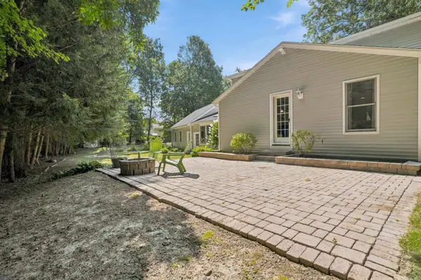 12 Meadow LN, Salem, NH 03079