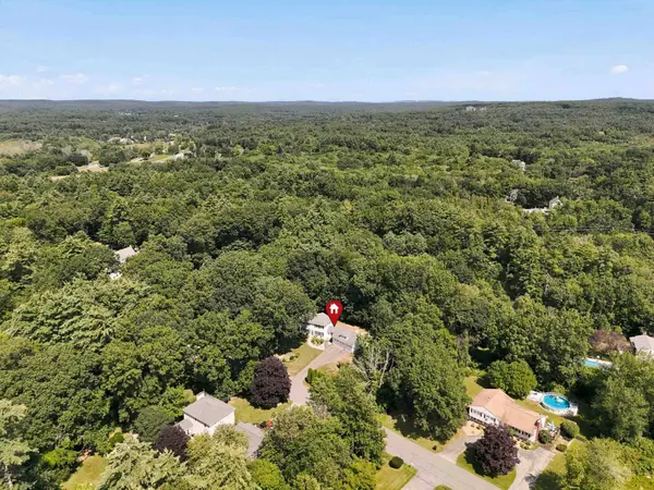 12 Meadow LN, Salem, NH 03079