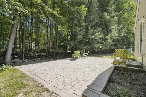 12 Meadow LN, Salem, NH 03079