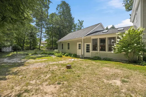12 Meadow LN, Salem, NH 03079