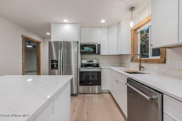 1147 Wooded Acres DR, Sagle, ID 83860