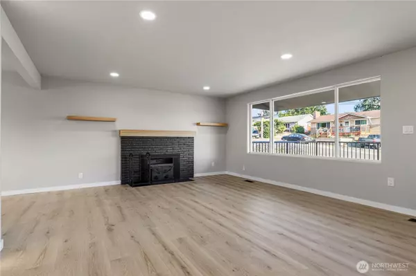 1546 NE 2nd AVE, Oak Harbor, WA 98277