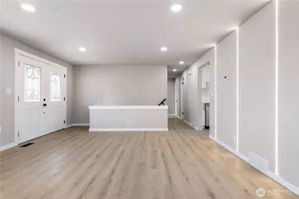 1546 NE 2nd AVE, Oak Harbor, WA 98277