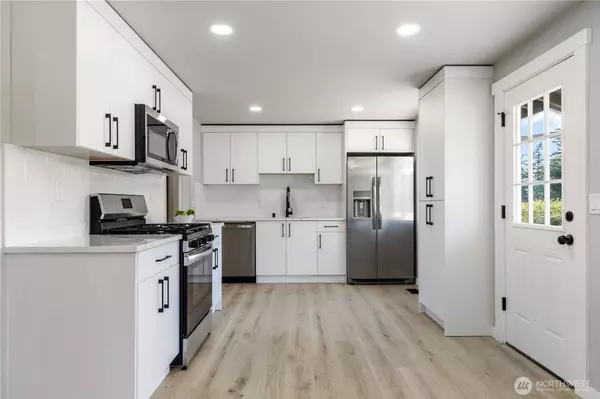 1546 NE 2nd AVE, Oak Harbor, WA 98277