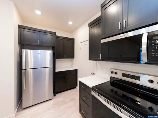 3857-3861 Village Center Dr SE SE, Salem, OR 97302