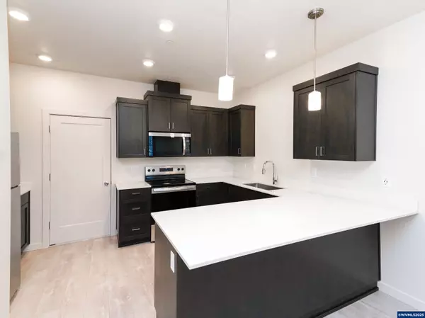 3857-3861 Village Center Dr SE SE, Salem, OR 97302