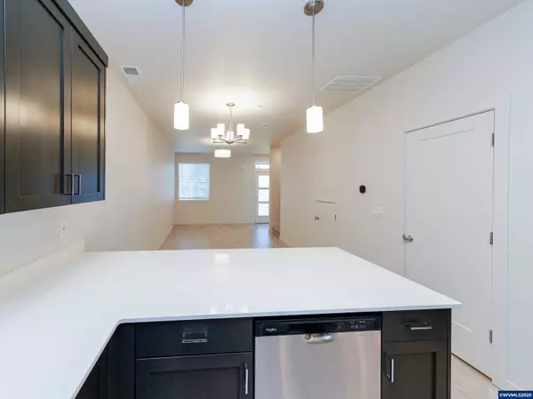 3857-3861 Village Center Dr SE SE, Salem, OR 97302