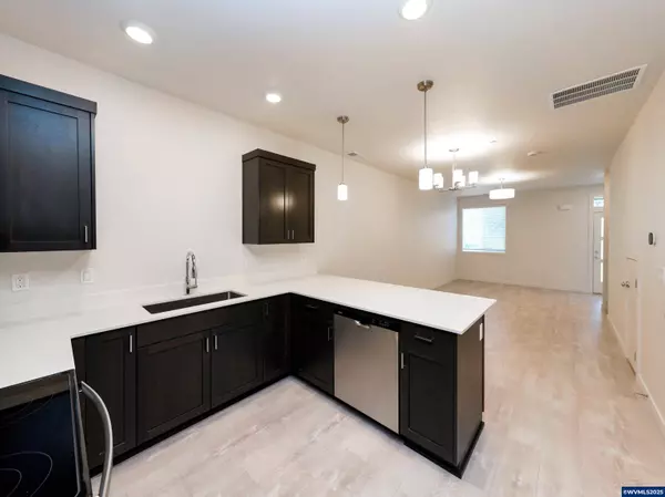 3857-3861 Village Center Dr SE SE, Salem, OR 97302