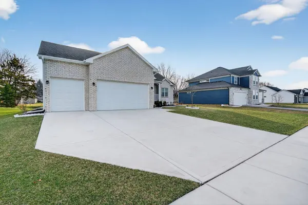 20929 Lakewoods LN, Shorewood, IL 60404