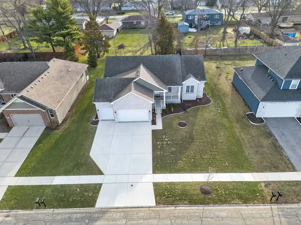 20929 Lakewoods LN, Shorewood, IL 60404