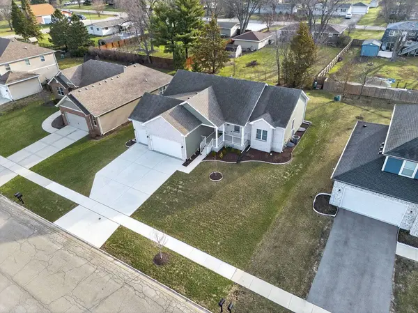 20929 Lakewoods LN, Shorewood, IL 60404