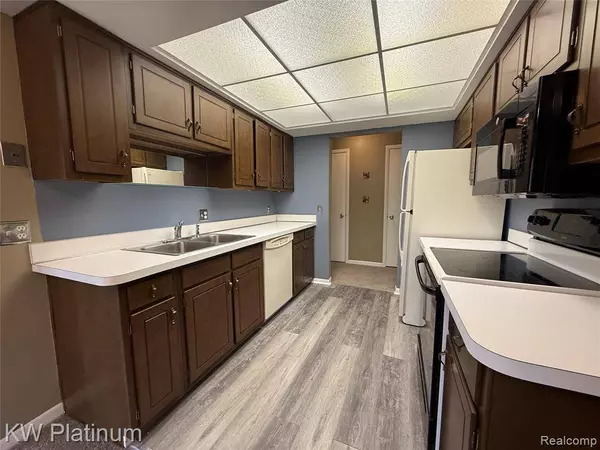 16870 EDLOYTOM Way 144, Clinton Twp, MI 48038