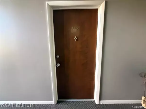 16870 EDLOYTOM Way 144, Clinton Twp, MI 48038