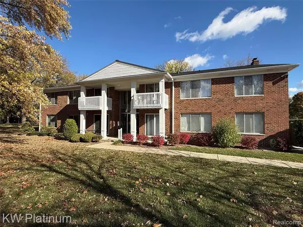 16870 EDLOYTOM Way 144, Clinton Twp, MI 48038