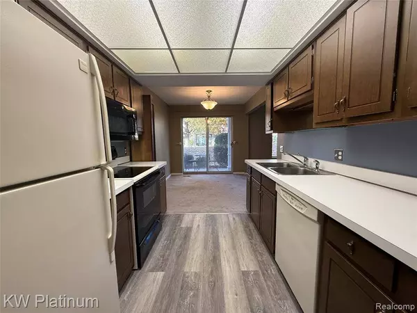 16870 EDLOYTOM Way 144, Clinton Twp, MI 48038