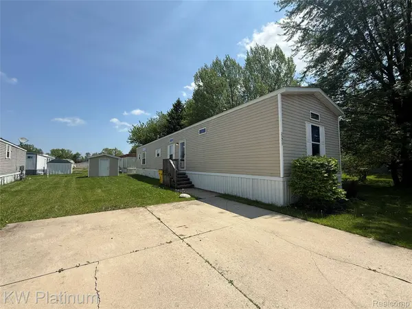 29927 Guilford CIR, Chesterfield Township, MI 48051