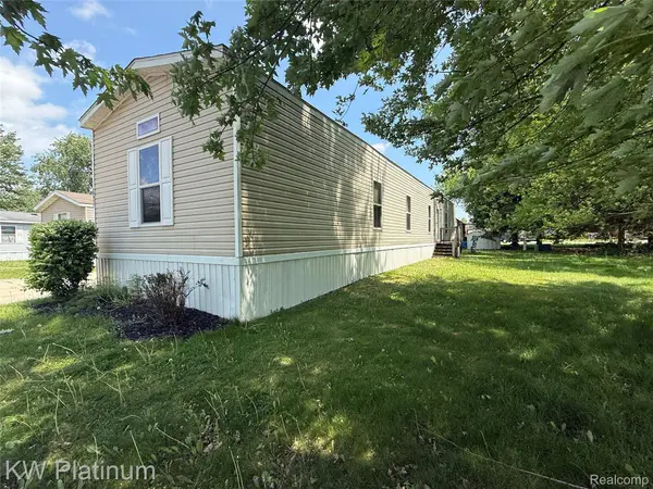 29927 Guilford CIR, Chesterfield Township, MI 48051