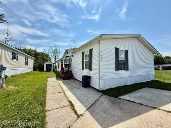 1201 Orchard LN, Columbus Township, MI 48063