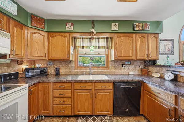 3219 Stonybrook LN, Port Huron Charter Township, MI 48060