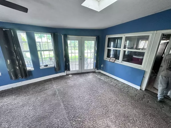 2735 Canterbury LN, Indianapolis, IN 46220