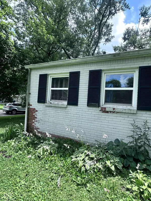 2735 Canterbury LN, Indianapolis, IN 46220