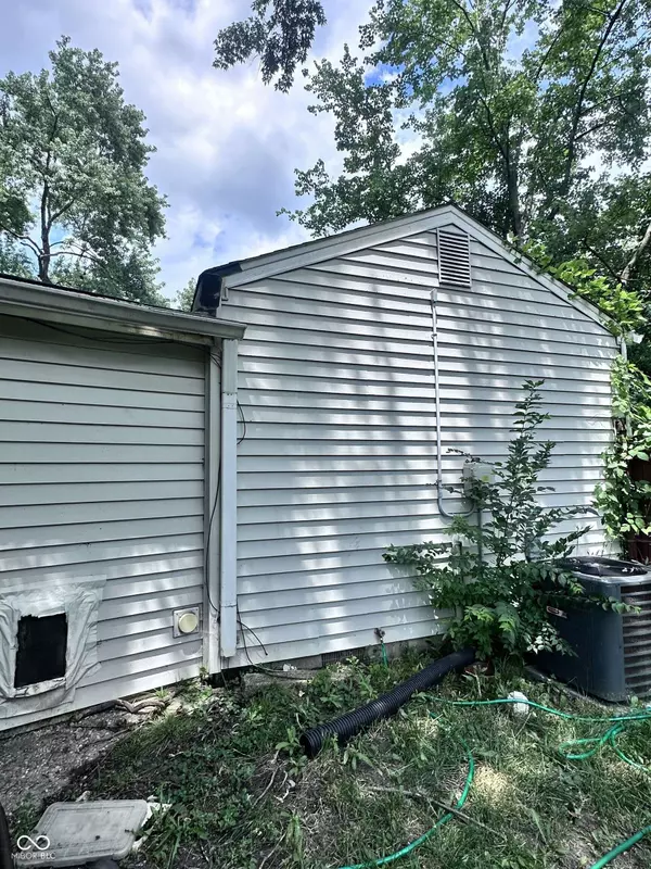 2735 Canterbury LN, Indianapolis, IN 46220