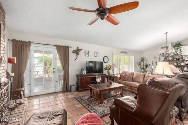 556 E HACKAMORE Street, Mesa, AZ 85203