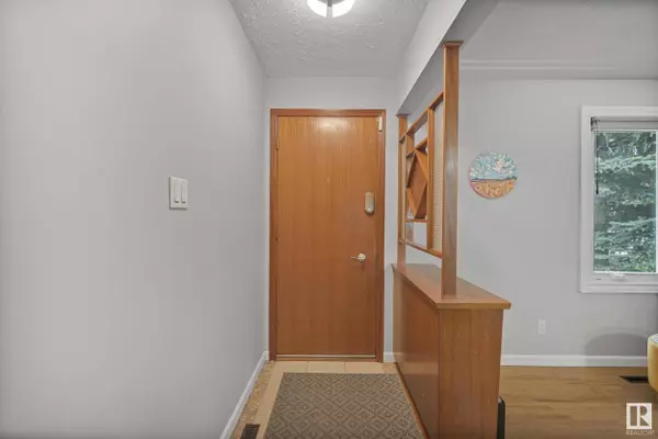 6607 89 AV NW, Edmonton, AB T6B 0N1