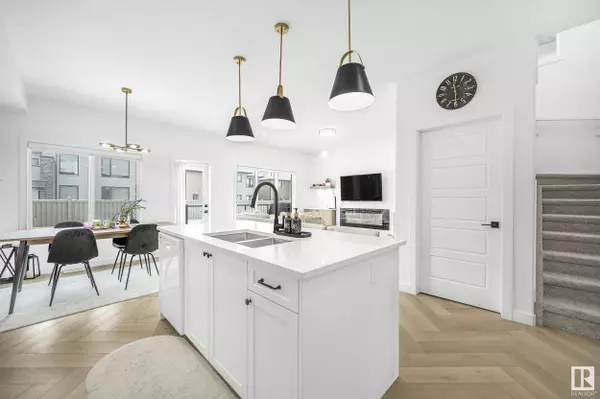 6627 Crawford LD SW, Edmonton, AB T6W 4L5